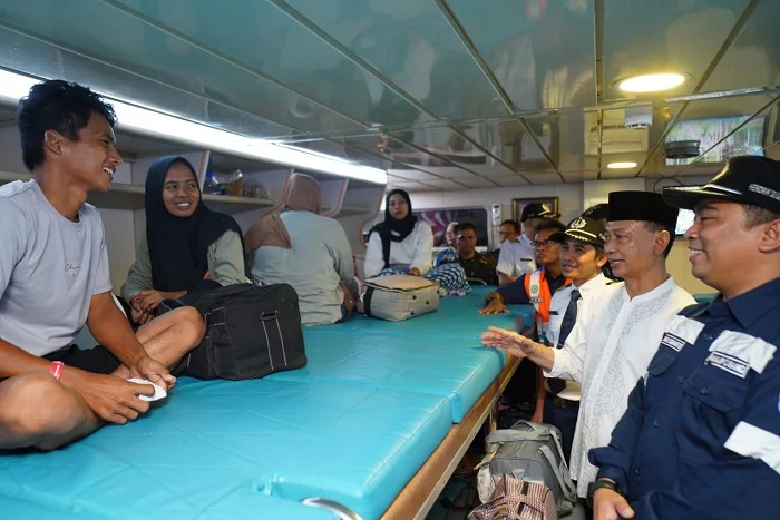 BERBINCANG - Wali Kota Pontianak Edi Rusdi Kamtono berbincang dengan penumpang KM Dharma Kartika VII yang berangkat dari Pelabuhan Dwikora Pontianak menuju ke Semarang. (Prokopim)