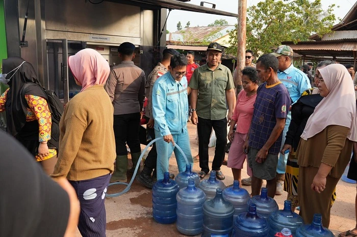 Pembagian masker dan air bersih ke masyarakat yang terdampak Karhutla oleh WHW