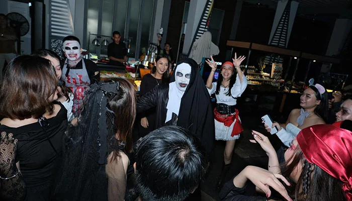 PESTA - Keseruan pesta malam Halloween yang digelar manajemen Mercure Pontianak City Center.