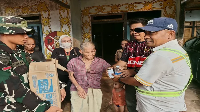 VITAMIN -Pembagian vitamin bagi warga di Pasar Kendawangan, Kecamatan Kendawangan, Kabupaten Ketapang.