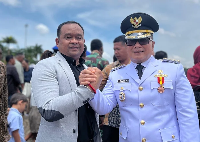 BERJABAT - Wakil Ketua DPRD Kubu Raya Zulkarnain bersama Bupati Kubu Raya Sujiwo saat berjabat tangan.