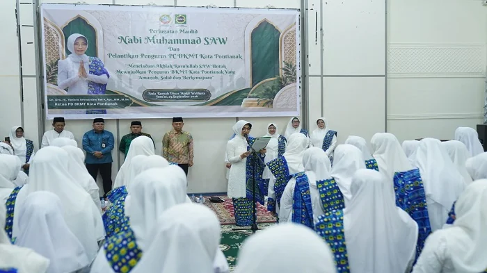 2. Ketua PD BKMT Kota Pontianak Yanieta Arbiastutie saat mengambil sumpah dalam pelantikan pengurus PC BKMT Kecamatan Pontianak Barat, Timur, dan Utara di Aula Rumah Dinas Wakil Wali Kota Pontianak, Jumat (25/9/2026).