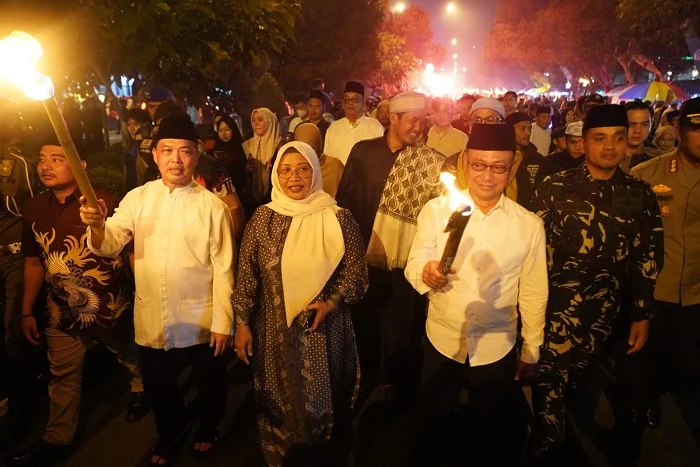 OBOR - Gubernur Kalimantan Barat Ria Norsan bersama Wali Kota Pontianak Edi Rusdi Kamtono berbaur bersama peserta Pawai Obor di Jalan Ahmad Yani