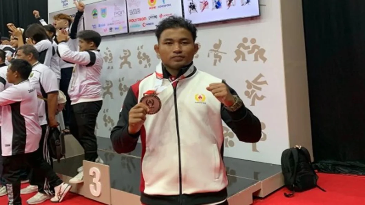 Personel muda Polresta Samarinda, Bripda Fachoiru Zaman, sukses meraih medali perunggu cabang gulat di PON Beladiri Kudus 2025. Prestasinya mengharumkan nama Polri dan Kalimantan Timur di tingkat nasional. Foto: Divisi Humas Polri