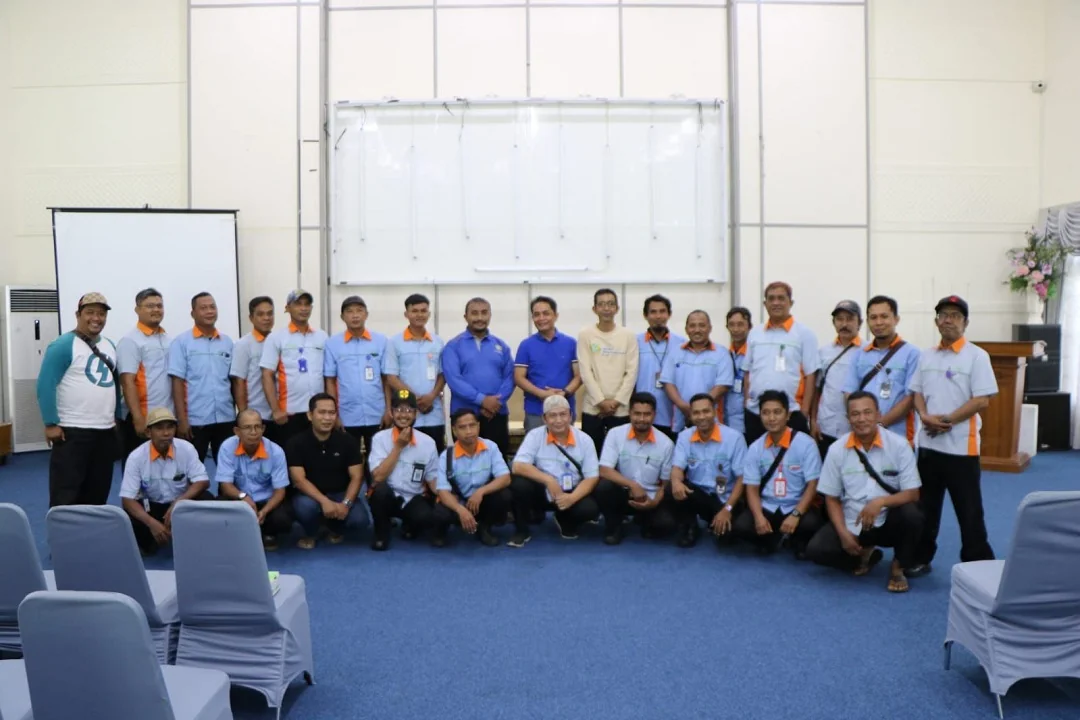 Mandor Penyapu Jalan Pontianak Diminta Profesional: Tak Campur Urusan Pribadi dengan Tugas Pelayanan Publik. (FOTO: PROKOPIM)