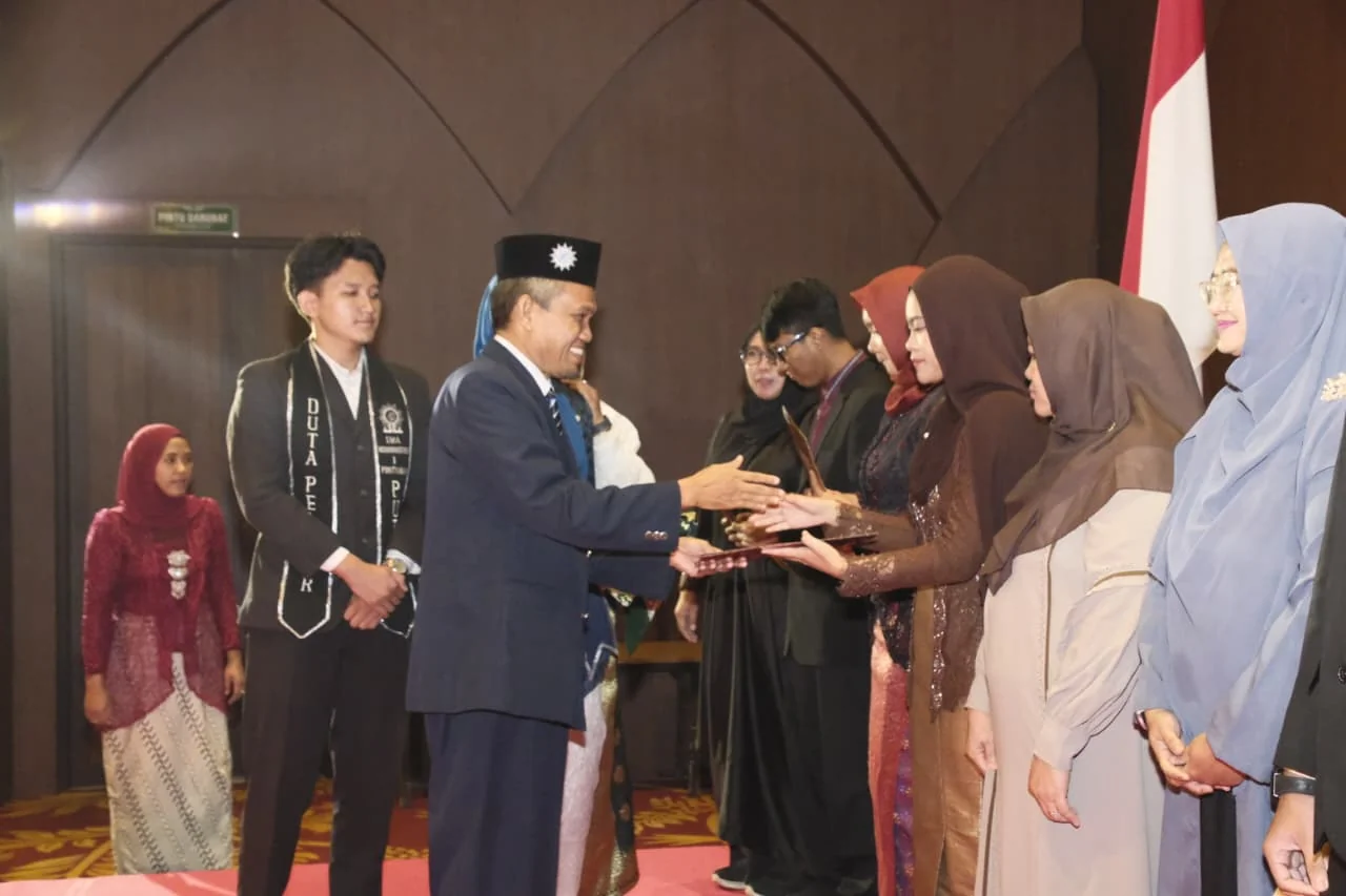 Kepala SMA Muhammadiyah 1 Pontianak, Selamet Rianto saat memberikan penghargaan kepada siswa-siswi berprestasi pada Pelepasan siswa-siswi kelas XII SMA Muhammadiyah 1 Pontianak yang berlangsung di Ballroom Qubu Resort, Selasa (5/5/2026)/Istimewa.