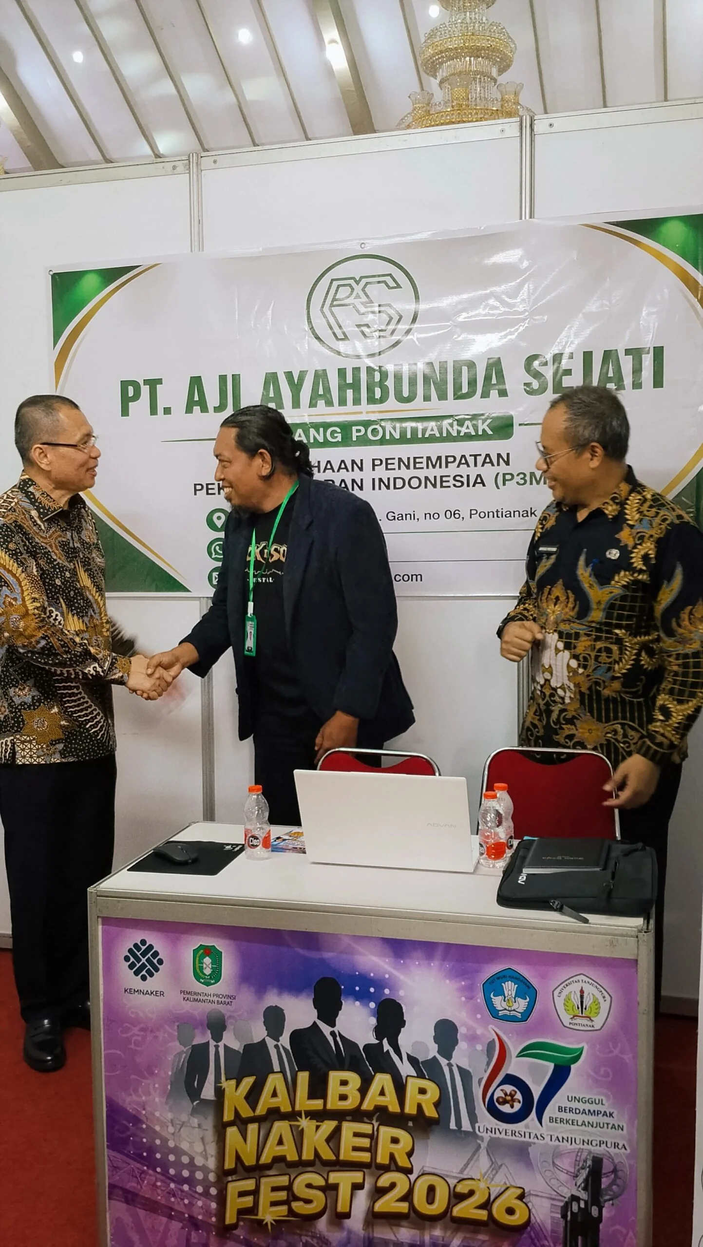 JOB FAIR - Rektor Untan Prof Dr Garuda Wiko saat  mengunjungi tenant PT Aji Ayahbunda Sejati dalam gelaran Job Fair 2026