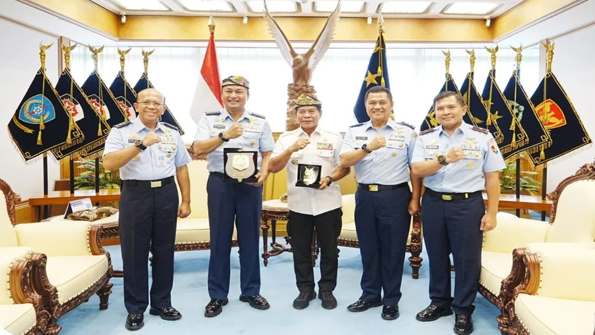 Gubernur Kalimantan Utara, Zainal A Paliwang, beraudiensi dengan KSAU Marsekal TNI M. Tonny Harjono membahas dukungan TNI AU terhadap pembangunan, mobilitas Forkopimda, dan program gizi di wilayah perbatasan Long Bawan, Nunukan. Foto: BIRO ADPIM