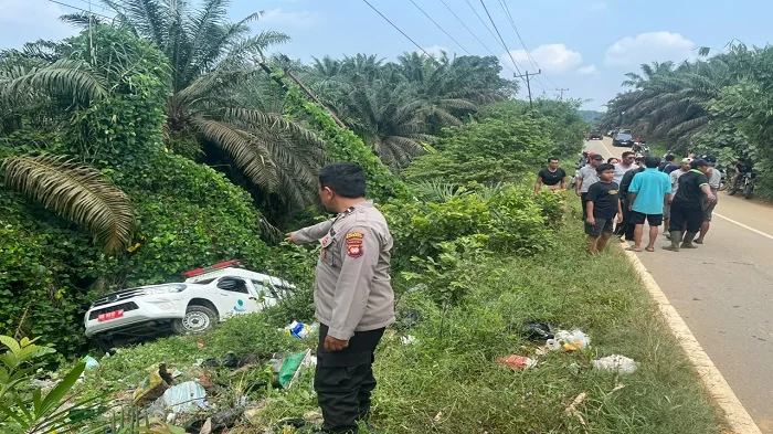 KECELAKAAN -Kondisi Mobil ambulans di dalam jurang pasca alami kecelakaan di Jalan Raya Meliau-Bodok, Dusun Kedondong, Desa Sungai Mayam, Meliau, Sanggau, Minggu (16/8/2026) siang/Istimewa.