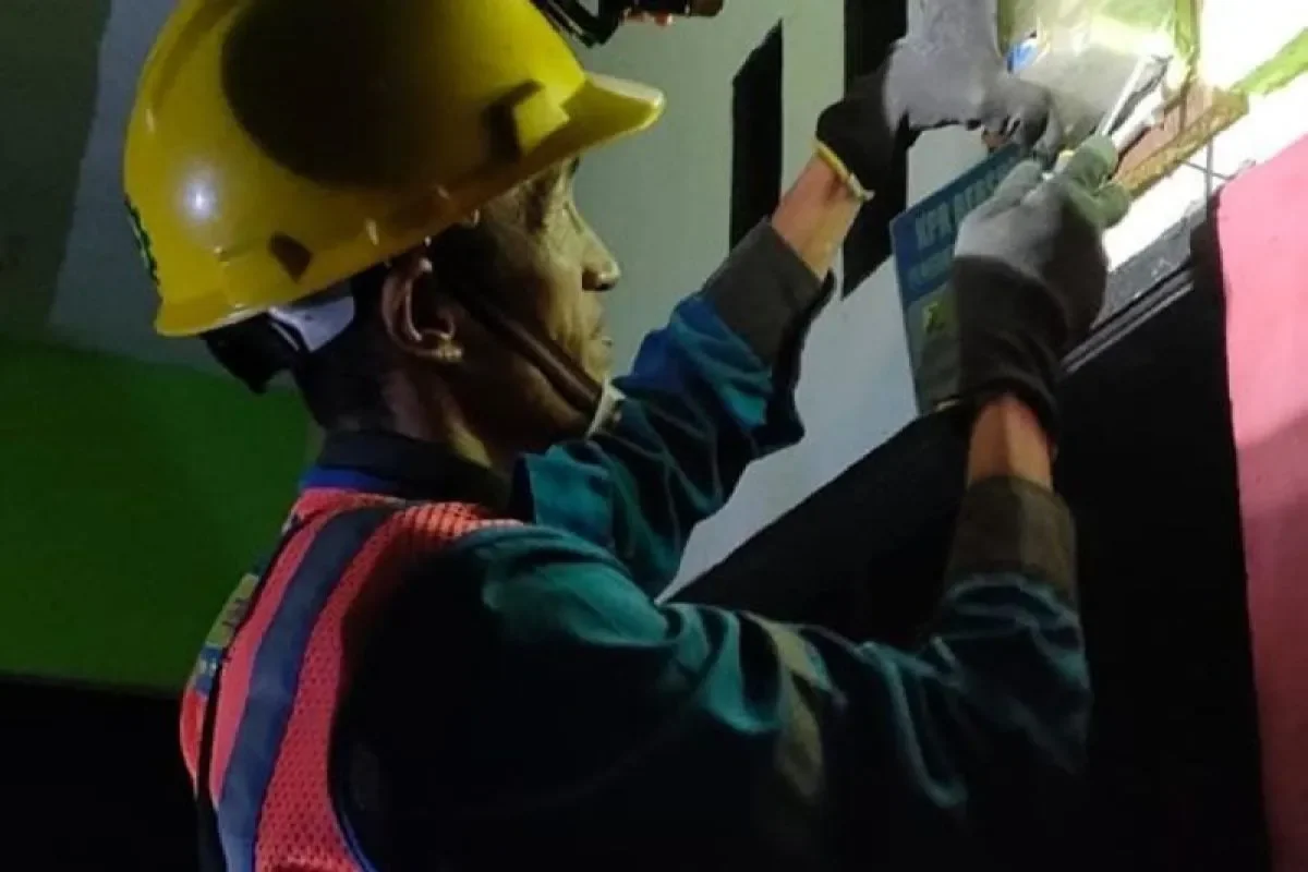 Petugas PLN ULP Putussibau sedang melakukan pemasangan meteran listrik di rumah pelanggan, di wilayah Kabupaten Kapuas Hulu, Kalimantan Barat(ANTARA)