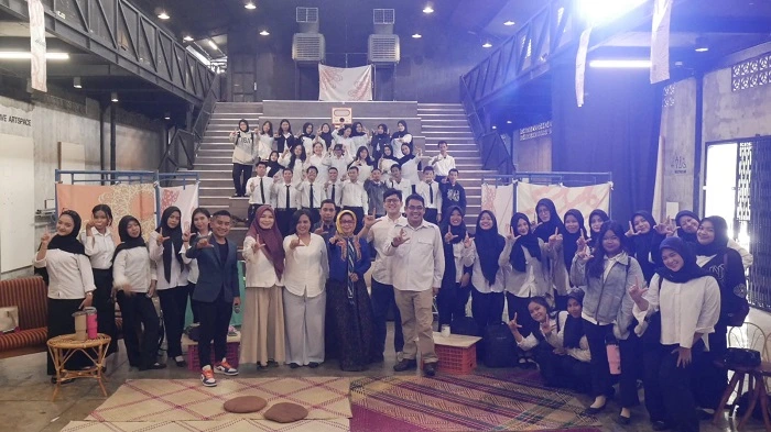 Foto bersama para peserta kegiatan Kelas Bakti Penyiaran yang digelar dalam rangkaian Pontianak Biennale di Port 99 Coffee and Eatery, Senin (19/10/2026).