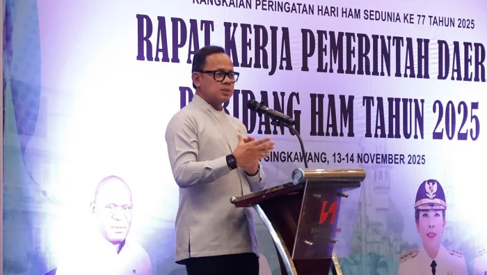 SAMBUTAN - Wakil Menteri Dalam Negeri RI, Bima Arya Sugiarto saat memberikan sambutan dalam forum rapat kerja pemerintah daerah bidang Hak Asasi Manusia di Ballroom Hotel Swiss-Belinn Singkawang, Kamis (13/11/2025).