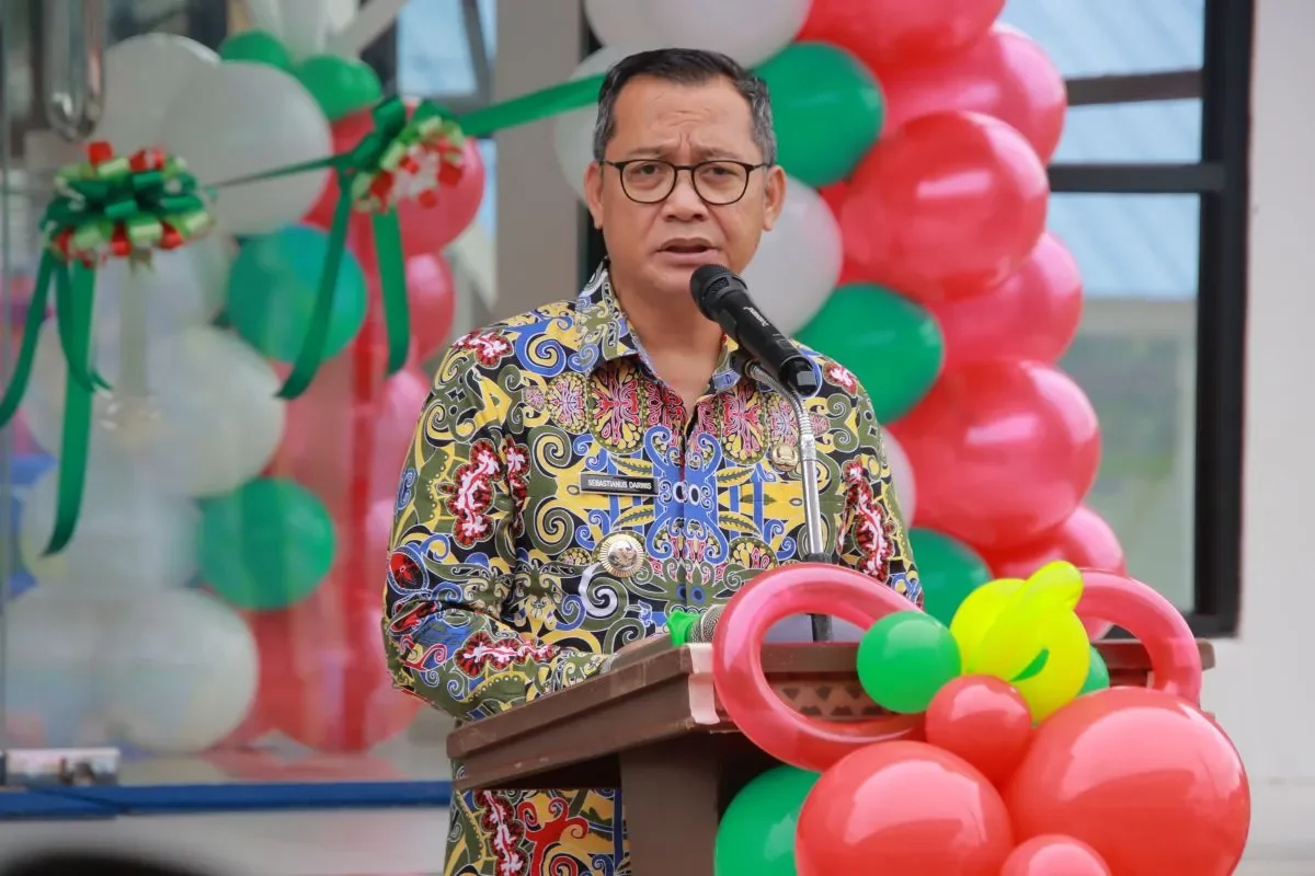 Bupati Bengkayang Sebastianus saat meresmikan laboratorium kesehatan masyarakat di Bengkayang (ANTARA)