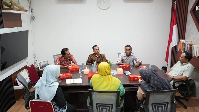 Bawaslu dan KPU Kota Pontianak saat melakukan Koordinasi di di Kantor KPU Kota Pontianak, Kamis (22/10/2026)/Istimewa