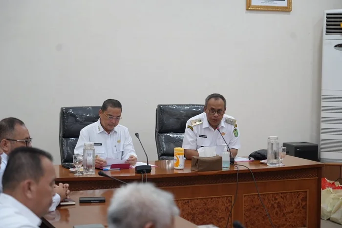 AUDIENSI - Gubernur Kalimantan Barat saat menerima audiensi audiensi pimpinan serikat pekerja/buruh se-Kalimantan Barat guna membahas isu strategis ketenagakerjaan dan penguatan hubungan industrial, di Ruang Rapat Arwana Kantor Gubernur, Rabu (29/4/2026).