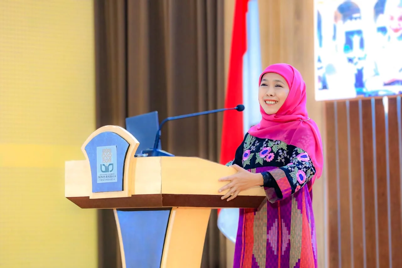 PAPARAN - Gubernur Jawa Timur Khofifah Indar Parawansa saat menjadi Keynote Speaker dalam Forum Ekonomi Regional Jawa Halal Ecosystem 2026 yang diselenggarakan Kabar Group Indonesia (KGI) Network di kampus Universitas Islam Negeri (UIN) Sunan Kalijaga Yog