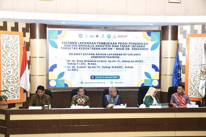 ASESMEN - Sekretaris Daerah Provinsi Kalimantan Barat, dr. H.Harisson, M.Kes., saat melakukan paparan dalam Evaluasi Lapangan Usul Pembukaan Program Studi PPDS Anestesiologi dan Terapi Intensif yang digelar di Aula Amphiteater FK Untan, Jumat (9/1/2026).