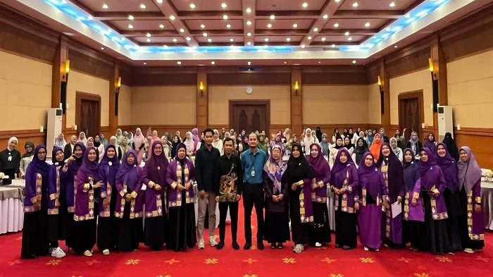 FOTO BERSAMA - Dewan Pimpinan Wilayah (DPW) Alisa Khadijah-Ikatan Cendekiawan Muslim Indonesia (ICMI) Kalimantan Barat gelar Talkshow di Aula Keriang Bandong, Kantor Perwakilan Bank Indonesia Kalbar, Pontianak, Sabtu (10/10/2026)