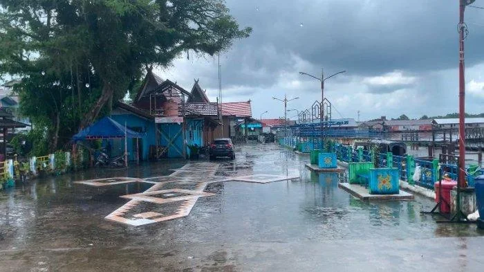 Cuaca sedang hujan di Kota Palangka Raya beberapa waktu lalu. Prakiraan BMKG hujan lebat pada Senin (20/1/2025). (int)