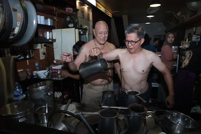 RACIK - Pengamat politik, Rocky Gerung saat meracik kopi bersama Asiang di Warung Kopi Asiang, Jalan Merapi, Kota Pontianak, Jumat pagi, 1 Mei 2026/Istimewa.