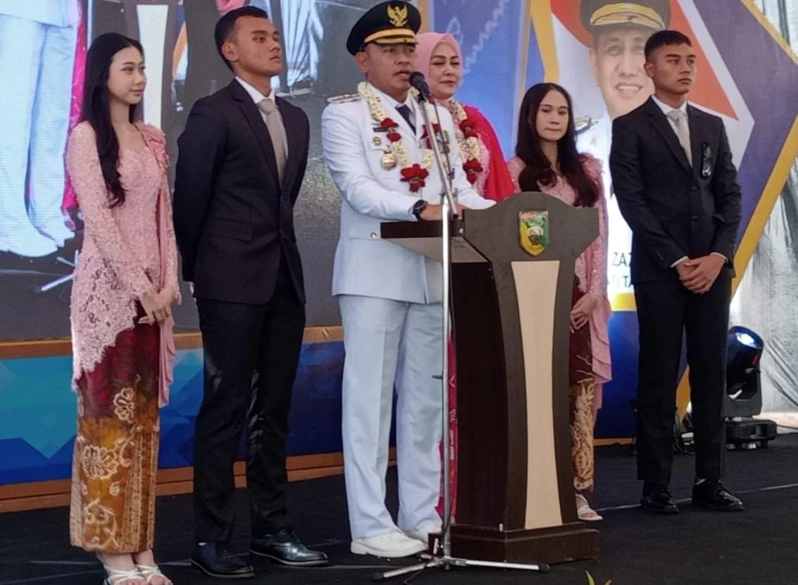 Bupati Tanahlaut (Tala), Rahmat Trianto dapat pesan khusus. Presiden Prabowo Subianto menepuk pundaknya saat pelantikan di Istana Negara, Jakarta.. (int)