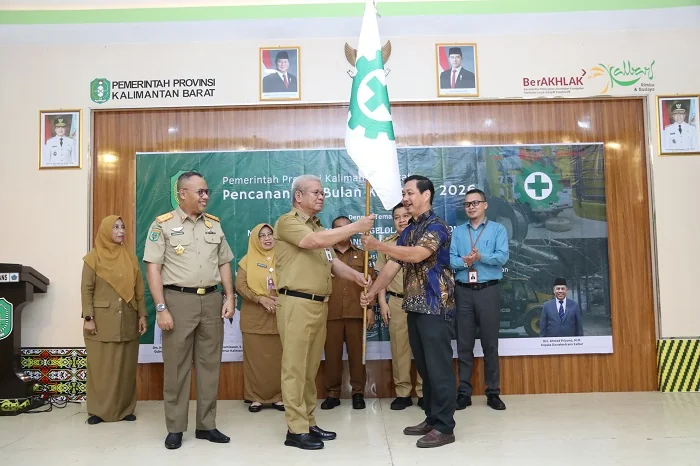 PATAKA - Sekda Kalbar Harissoan memberikan bendera pataka K3 sebaagi bentuk pencanangan bulan Bulan Keselamatan dan Kesehatan Kerja (K3) Tahun 2026 di Aula Langkau Bapekat Dinas Tenaga Kerja dan Transmigrasi Provinsi Kalbar, Senin (12/1/2026).