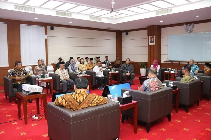 PERSIAPAN -Sekda Provinsi Kalimantan Barat Harisson saat hadiri Coffee Morning Penguatan Persiapan Kalimantan Barat sebagai Kandidat Penerima Adinata Syariah Award 2026 yang digelar di Ruang Rapat Sao Langke, Kantor Perwakilan Bank Indonesia Provinsi Kalb