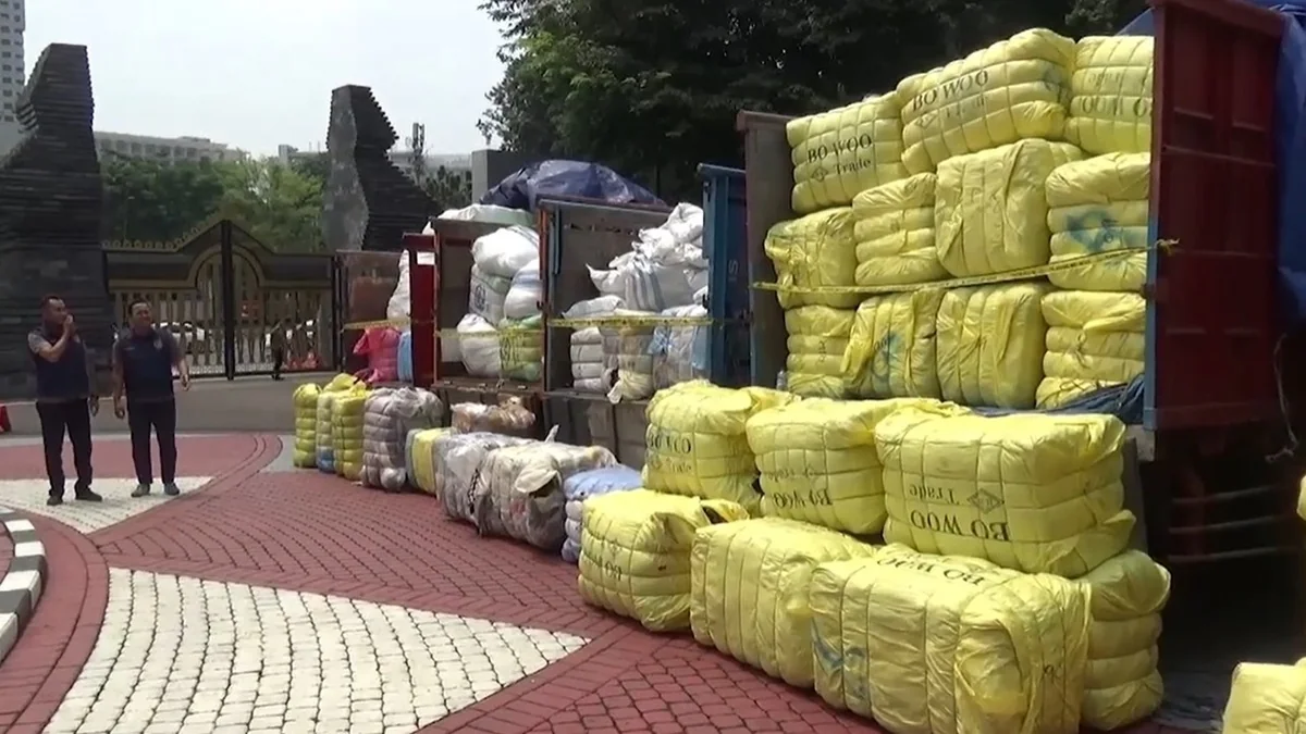 Pemerintah menindak tegas impor pakaian bekas ilegal yang merugikan industri tekstil nasional, pelaku terancam sanksi berat, mulai dari denda miliaran rupiah hingga blacklist impor seumur hidup.