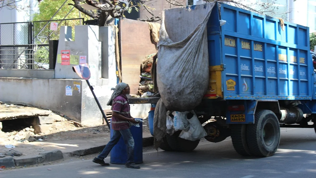 Ilustrasi Pemprov Kalteng menyerahkan bantuan truk sampah kepada kabupaten dan kota, termasuk Pulang Pisau, untuk memperkuat pengelolaan lingkungan dan kebersihan daerah.