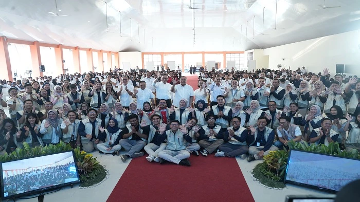 Guru dan siswa Sekolah Rakyat Terpadu Kulon Progo berfoto bersama dalam rangkaian program Connect.in-Spirasi: Yogyakarta Chapter 2026 yang diselenggarakan Telkom berkolaborasi dengan Kementerian Sosial RI pada 22–23 Oktober 2026