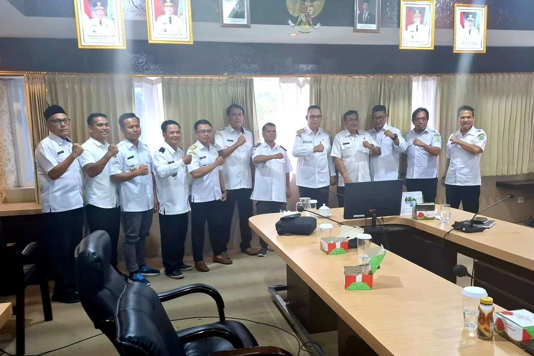 Bupati Bengkayang, Sebastianus Darwis foto bersama usai rakor soal PT. Star. | Tolak PT Star di Bengkayang: Bupati dan Masyarakat Bersatu Melawan "Perampasan" Hutan Adat Seluas 35 Ribu Hektare. (FOTO: ISTIMEWA)