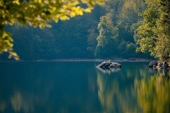 Danau (ilustrasi by Pixabay).
