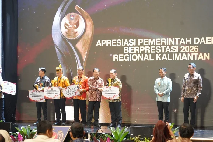 PENGHARGAAN - Gubernur Kalimantan Barat Ria Norsan saat menerima dua penghargaan dari Mendagri Tito Karnavian di Balikpapan, Selasa (5/5/2026) Dua penghargaan yang diraih yakni Terbaik I Tingkat Provinsi kategori Entrepreneur Government melalui creative f