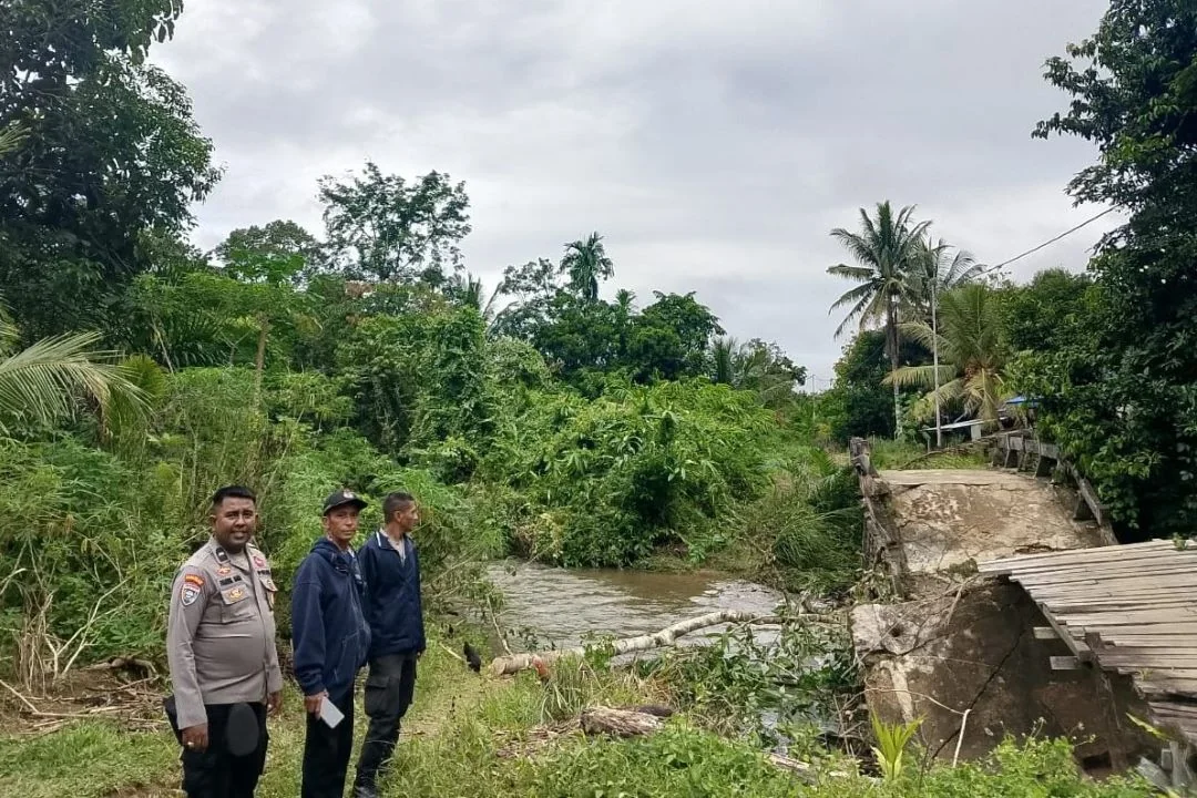 Akses Vital Terputus: Jembatan di Sekadau Roboh Diterjang Arus Sungai Deras, Ini Solusi Sementara Warga. (FOTO: HUMAS POLRES)