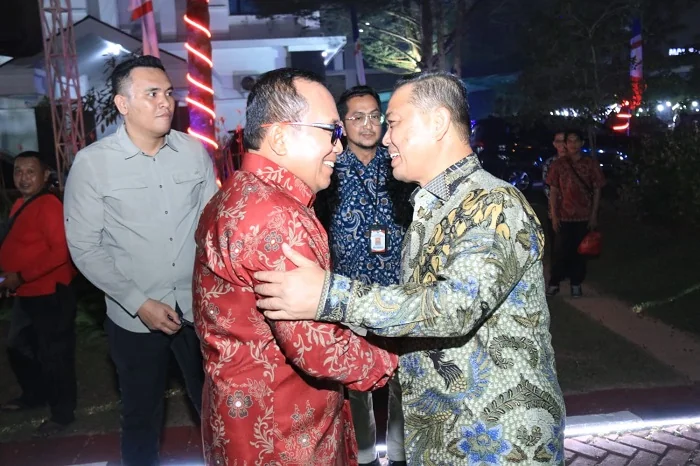 BERPELUKAN - Gubernur Kalimantan Barat Ria Norsan dan Bupati Kubu Raya Sujiwo saling berpelukan. Momen hangat itu terjadi pada  Malam Ramah Tamah Peringatan Hari Kesatuan Gerak (HKG) PKK ke-54 tingkat Provinsi Kalimantan Barat di halaman Kantor Bupati Kub