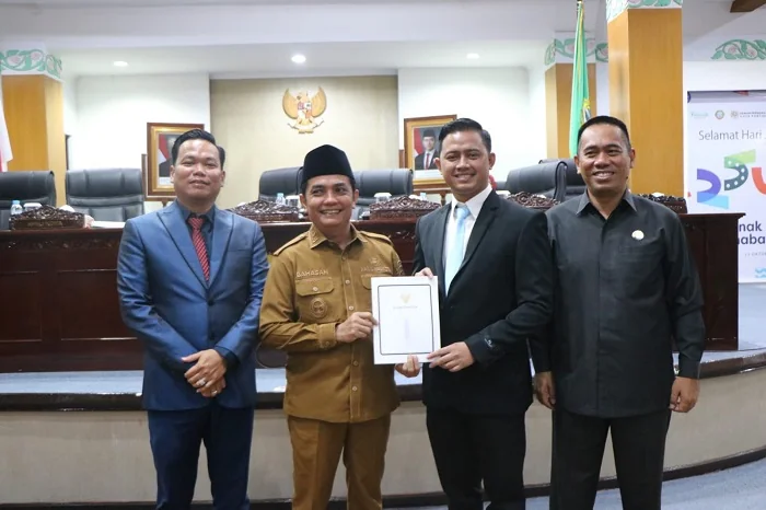 RAPERDA - Wakil Wali Kota Pontianak Bahasan menyampaikan pendapat Wali Kota Pontianak terhadap Ranperda Inisiatif DPRD Kota Pontianak tentang Digitalisasi Pajak Daerah.