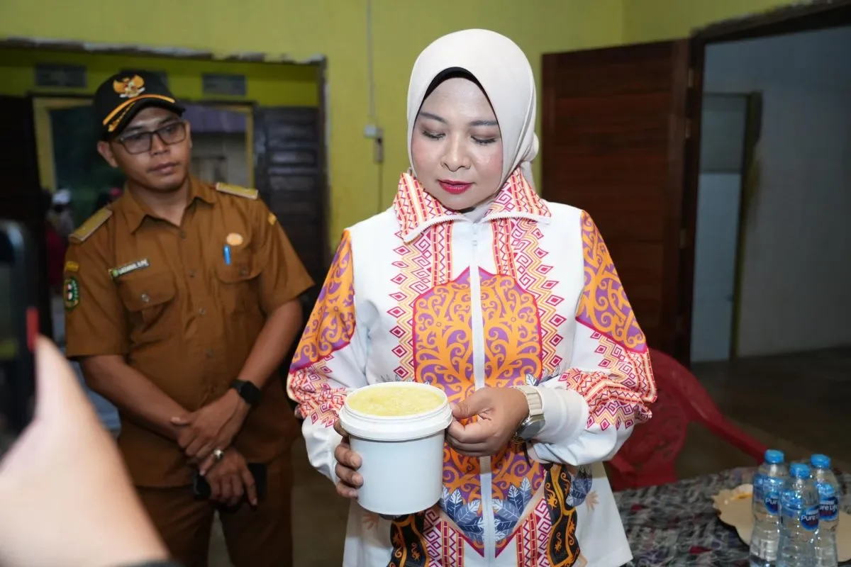 Kadisporapar Kalbar perlihatkan hasil olahan produk Tengkawang menjadi mentega  (ANTARA)