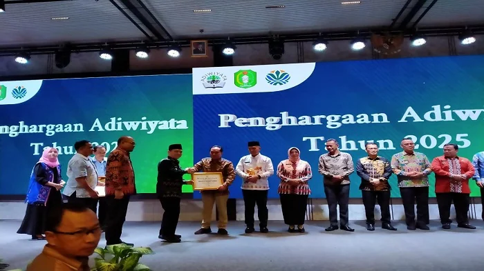PENGHARGAAN -Asisten Pemerintahan dan Kesra Ismail dan Kepala Dinas Lingkungan Kota Pontianak Syarif Usmulyono, usai menerima piagam penghargaan Adiwiyata Kalbar 2025.