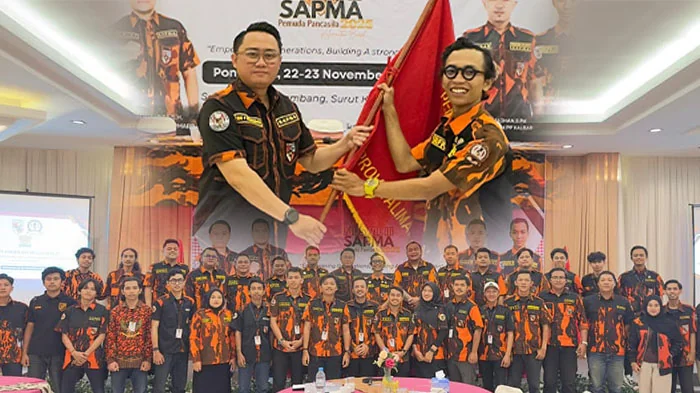 TERIMA PATAKA - Taufik Sirajuddin saat menerima pataka dari Sekjen Sapma PP Rio F Wilantara usai terpilih secara aklamasi sebagai Ketua Sapma PP Kalbar dalam Musda Sapma yang digelar pada Sabtu (22/11/2025)