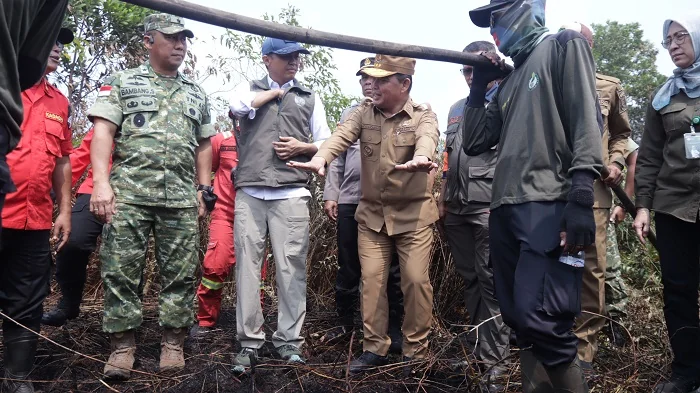 TINJAU - Gubernur Kalimantan Barat Ria Norsan melakukan pengecekan langsung lokasi karhutla di Kecamatan Rasau Jaya, Kabupaten Kubu Raya, bersama Menteri Kehutanan Republik Indonesia Raja Juli Antoni, Senin (24/8/2026)