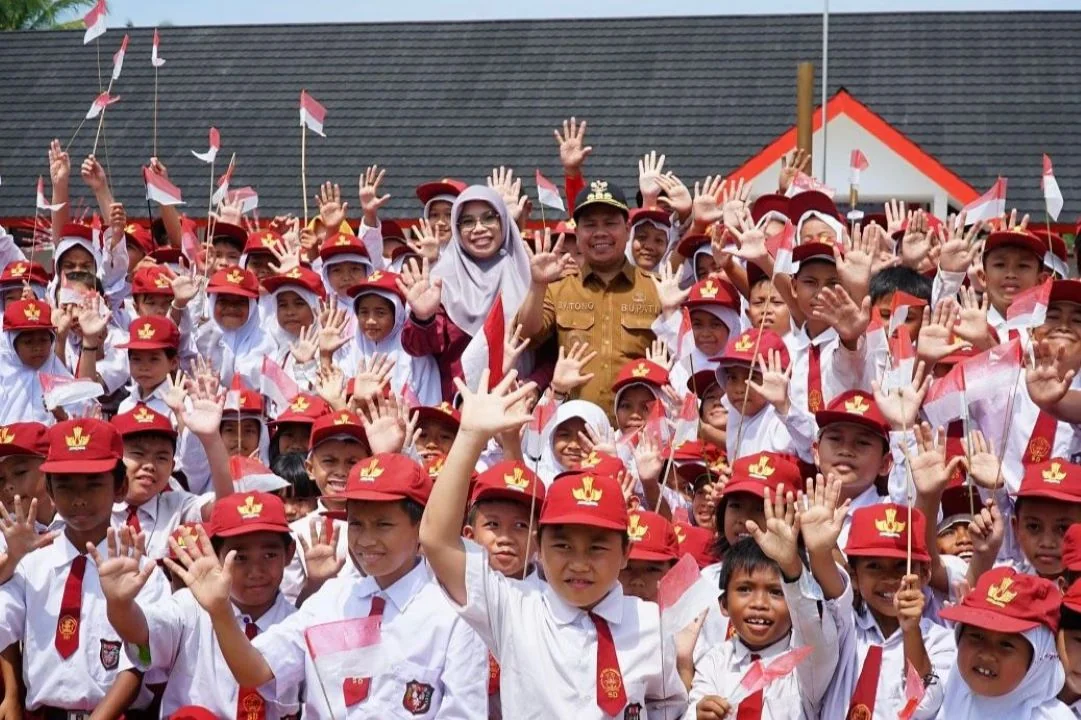 Bupati Sambas, Satono bersama istri dan anak-anak SD. | Cetak Rekor Tiga Tahun Beruntun, IPM Kabupaten Sambas Tertinggi di Kalimantan Barat dengan Skor 72,08. (FOTO: sambas.go.id