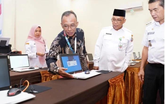 Penjabat (Pj) Wali Kota Pontianak Ani Sofian resmi membuka segel ruangan tes Seleksi Kompetensi Dasar (SKD) Calon Pegawai Negeri Sipil (CPNS).