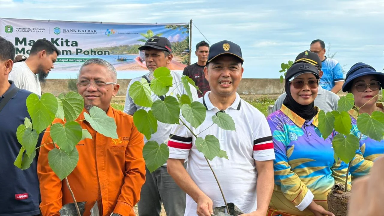TANAM POHON - Gubernur Kalimantan Barat Ria Norsan saat melakukan penanaman pohon di kawasan Pantai Camar Bulan, Desa Temajuk, Kecamatan Paloh, Kabupaten Sambas, Sabtu (13/6/2026).