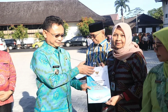 PENYERAHAN - Wali Kota Pontianak Edi Rusdi Kamtono menyerahkan secara simbolis kepada kepala-kepala OPD