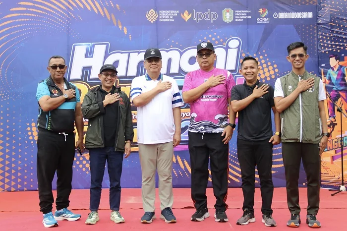 FOTO - Ketua Kormi Kalbar Sekaligus Sekda Kalbar Harisson saat berfoto bersama gelaran “Harmoni dalam Gerak: Festival Olahraga Tradisional Masyarakat Kalbar 2026” yang berlangsung di Museum Kalimantan Barat, Minggu (17/5/2026).