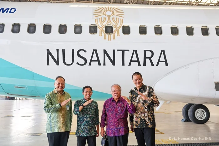 Plt Kepala dan Plt Wakil Kepala Otorita IKN, Basuki Hadimuljono dan Raja Juli Antoni, bersama Direktur Utama Garuda Indonesia Group berpose di pesawat PK GMD dengan livery pohon hayat simbol nusantara, (Foto: Humas OIKN).