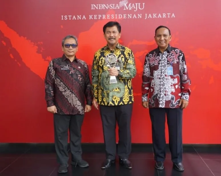 Sekkab Sunggono saat menerima penghargaan TPID Berprestasi 2024 dari Presiden Jokowi. (Dok ProkomKukar).