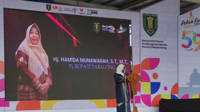 Pj Bupati Tabalong Hj Hamida Munawarah sampaikan sambutan saat buka Pekan Raya Tabalong di Tanjung Expo Center, Minggu. (Tribun)