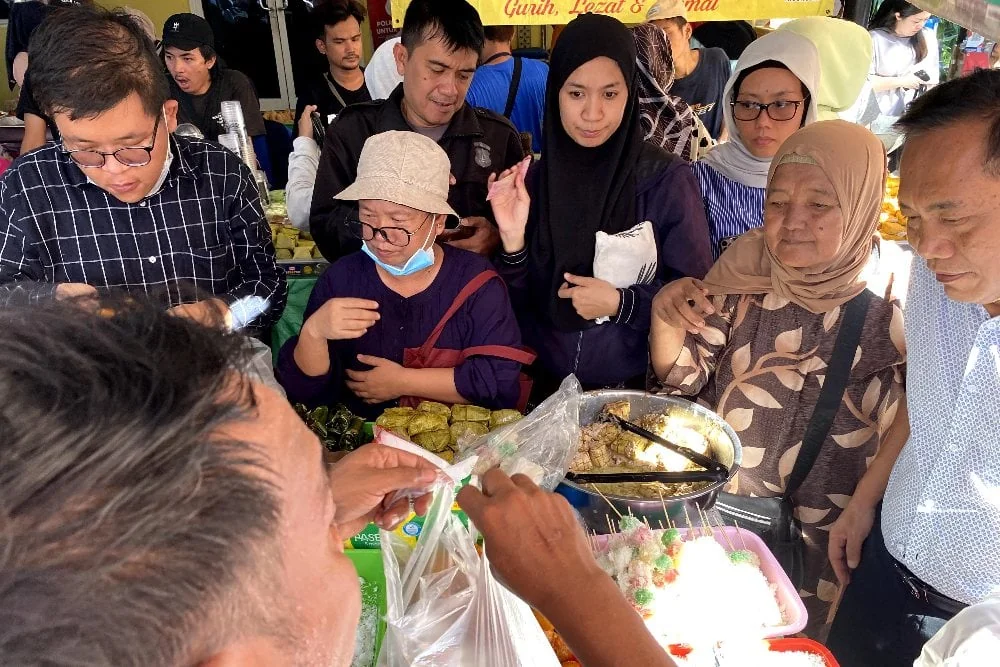 Doc. warga antri membeli Takjil. (int)