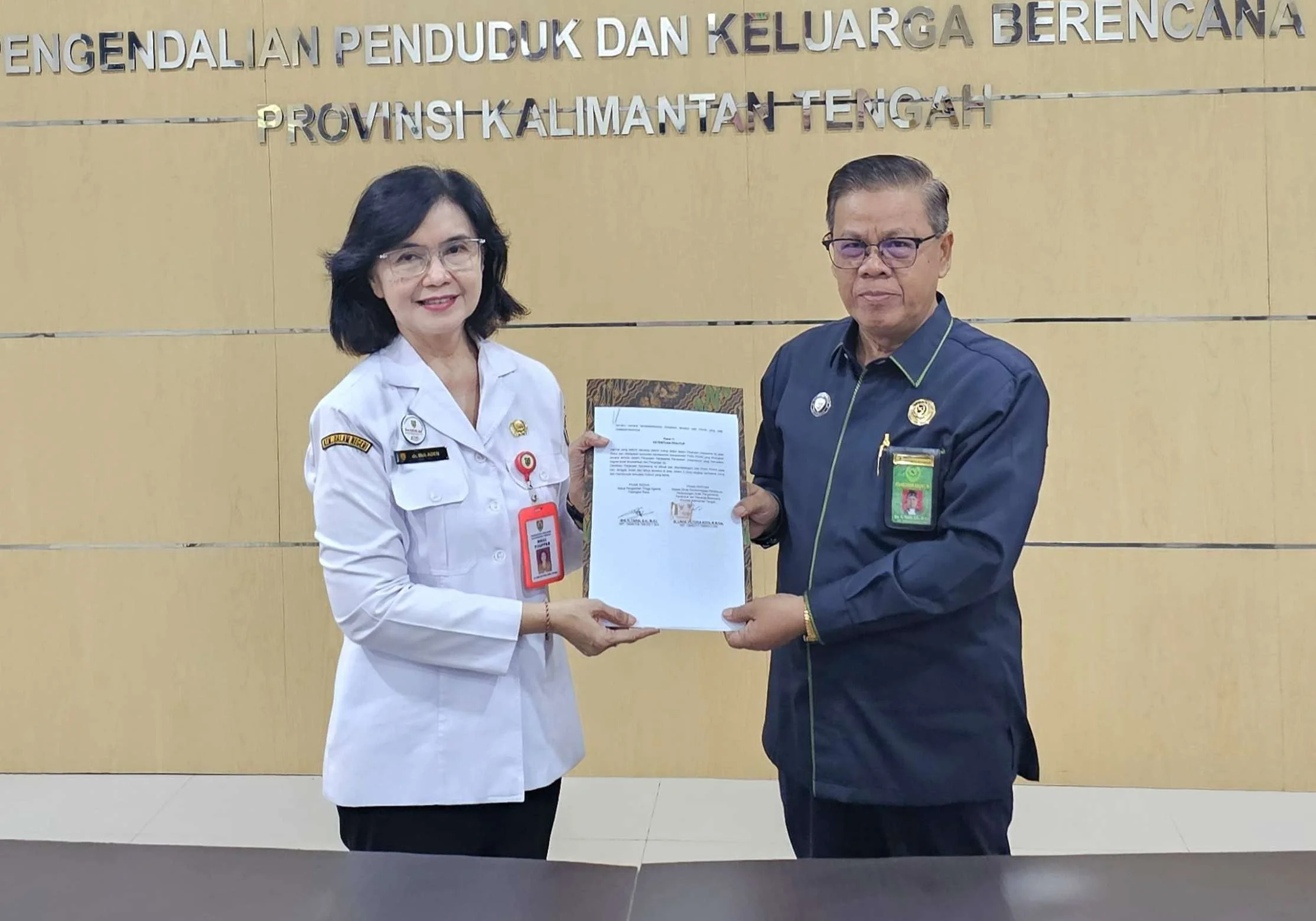 Kepala DP3APPKB Prov. Kalteng Linae Victoria Aden dan Ketua Pengadilan Tinggi Agama Palangka Raya H. Tarsi usai Penandatanganan MoU